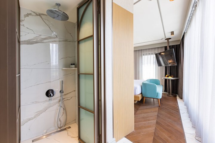 Room 5 of 194