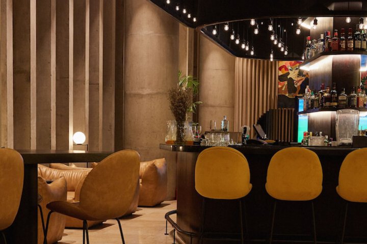 Lounge 121 of 209