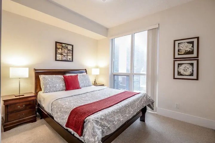 Galaxy Suites 300 Front Unit 2705
