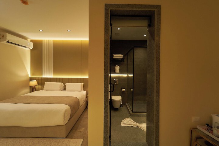 Room 33 of 148