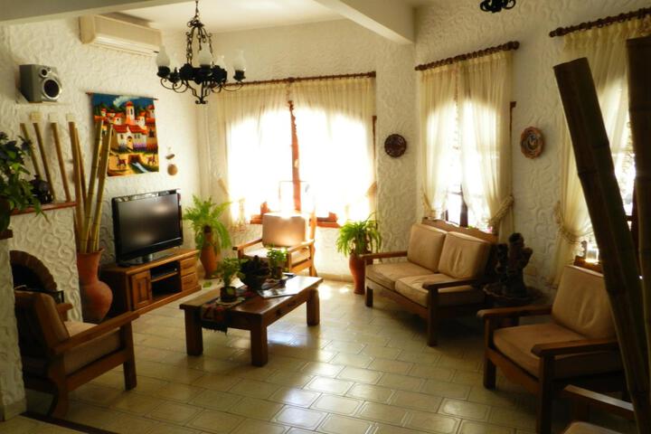 Lounge 15 of 27