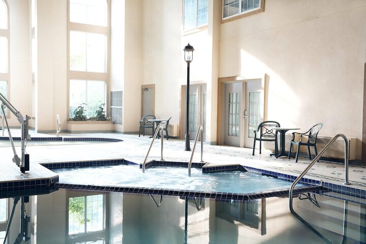 Photo of Comfort Suites Milwaukee Airport Pool