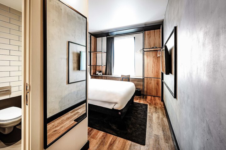 Room 13 of 44