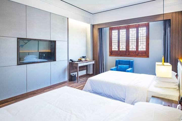 Room 16 of 18