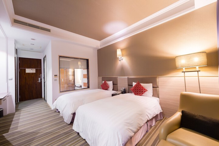 Room 6 of 37