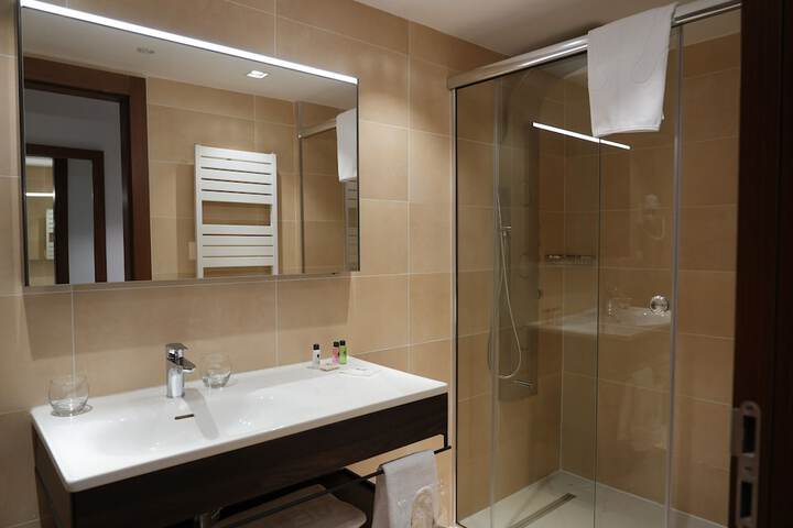 Room 3 of 16