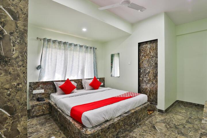 OYO 24833 Hotel Silver