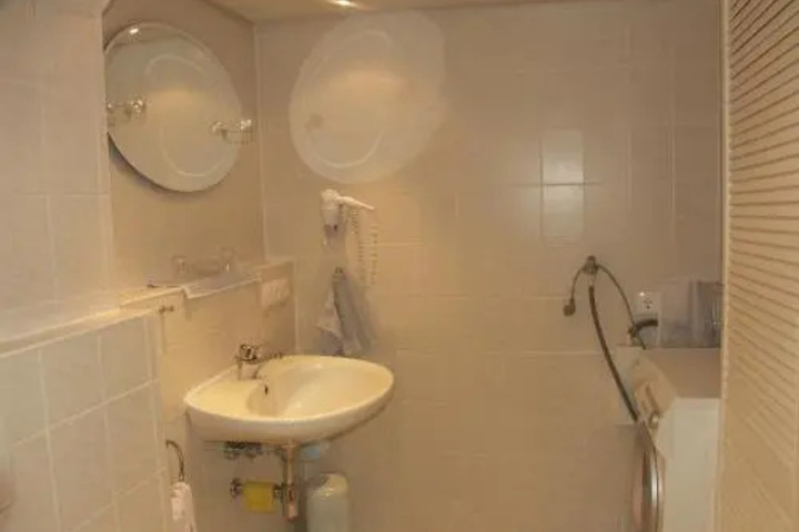 Room 8 of 8