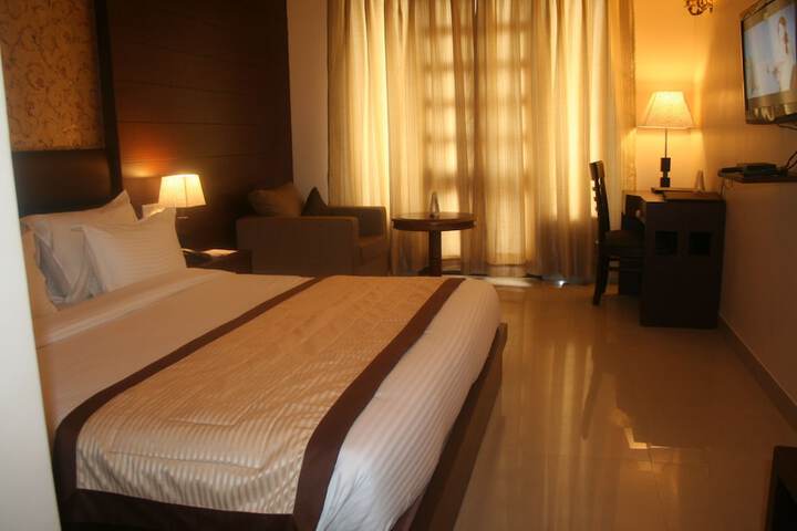 Room 4 of 12