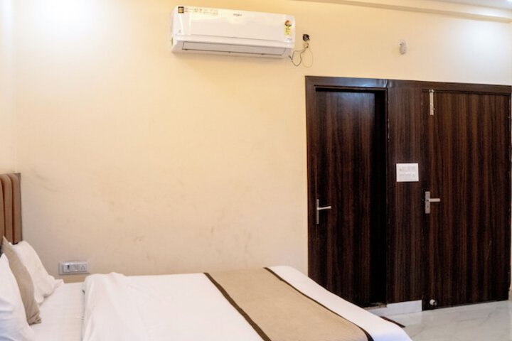 Room 4 of 17