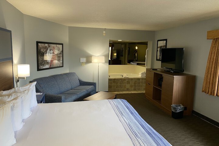 1 King Bed (4 of 17)
