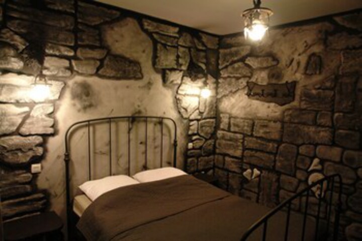 Room 10 of 19
