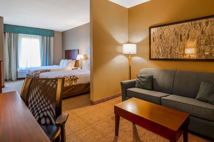 Accessible Suite 2 Queen Mobility Accessible Comast Rollsh Sofa Bed Microfridge Full Breakfast (7 of 12)