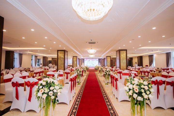 Ballroom/Hall 43 of 50