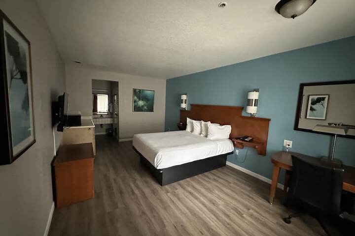 1 Queen Bed Mobility Hearing Impaired Accessible Room (2 of 6)