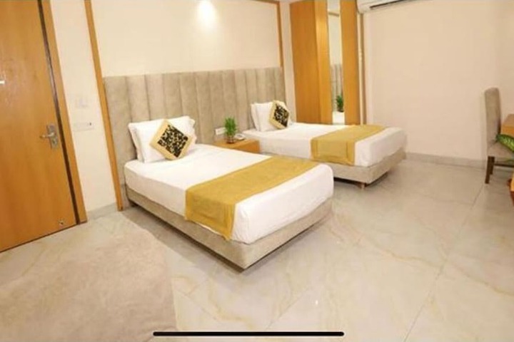 Room 13 of 19