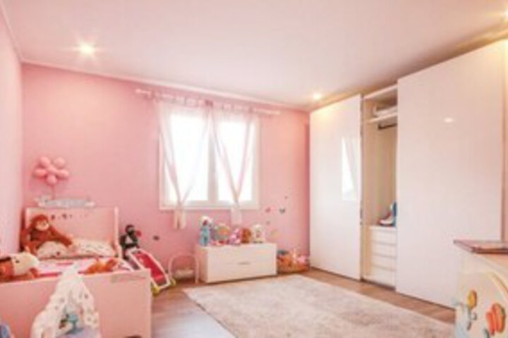 Room 9 of 33