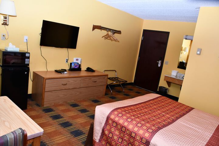 1 Queen Bed (6 of 9)