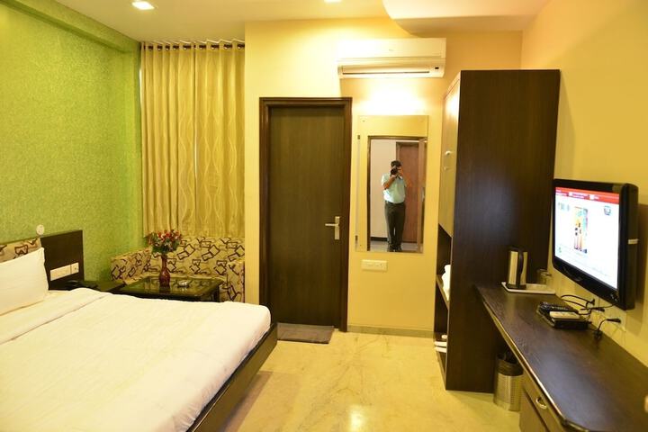 Room 6 of 33