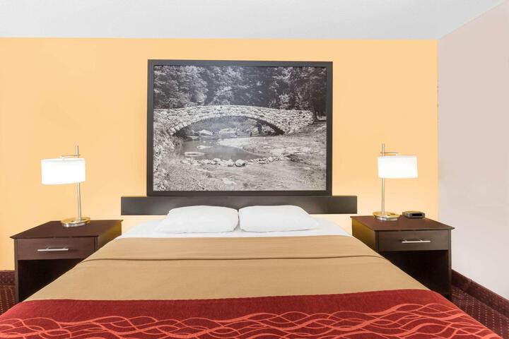 Deluxe 1 Queen Bed (4 of 6)