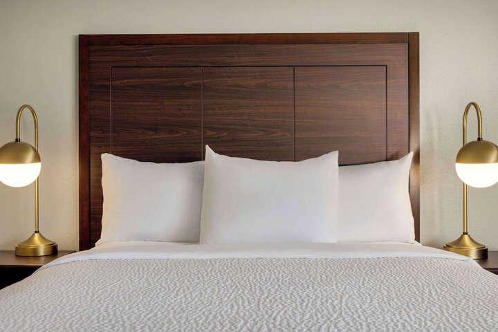 1 Queen Bed (7 of 10)