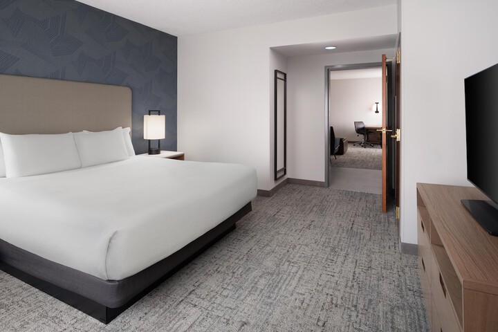 Room 27 of 73