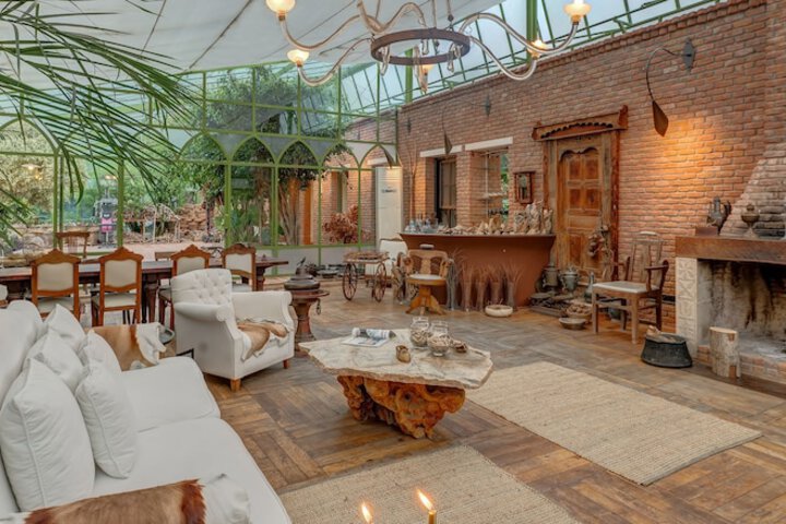 Lobby lounge