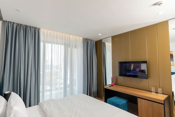 Room 33 of 107