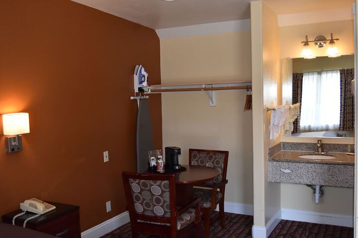1 Queen Bed (4 of 9)