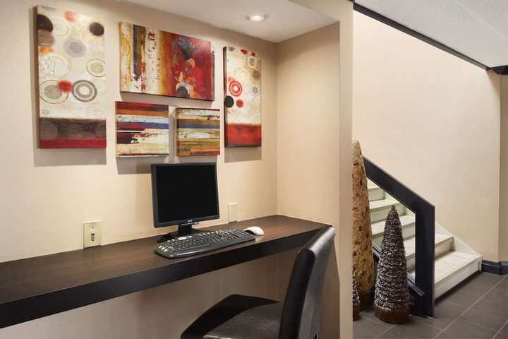 Business Center 14 of 17