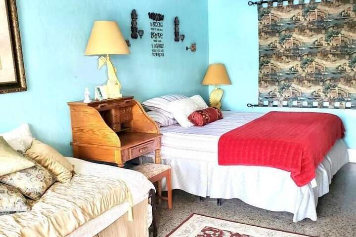 1 King Bed (4 of 7)