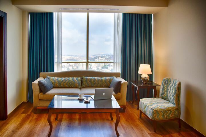 Room 32 of 79