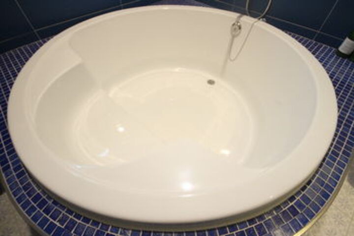Deep Soaking Bathtub