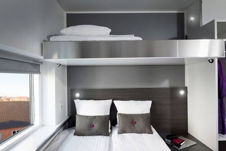 Room 10 of 14