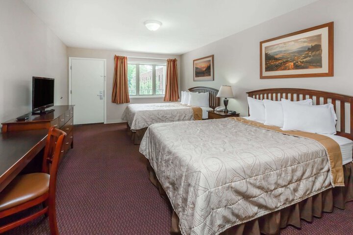 2 Queen Beds (20 of 21)