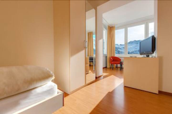 Room 13 of 30