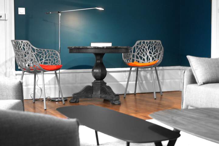 Lounge 34 of 40