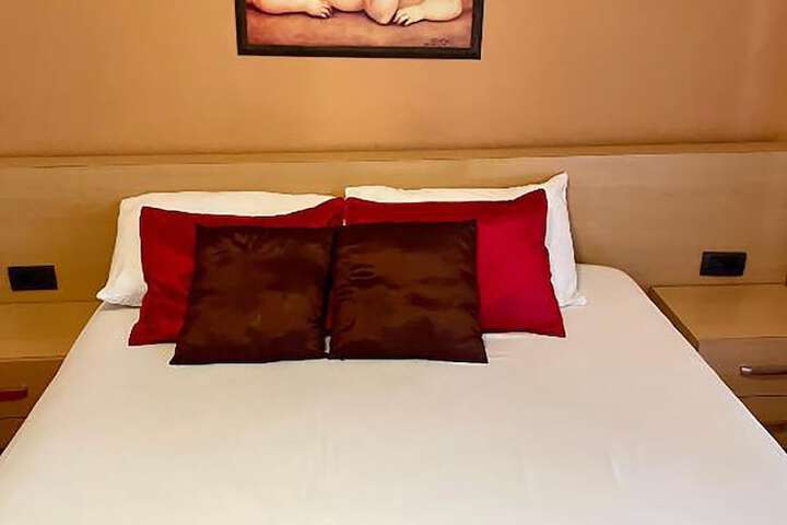 Room 3 of 8