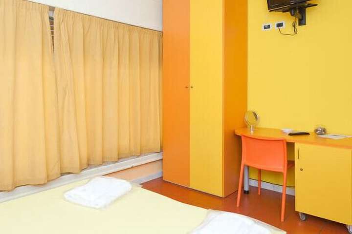 Room 12 of 27