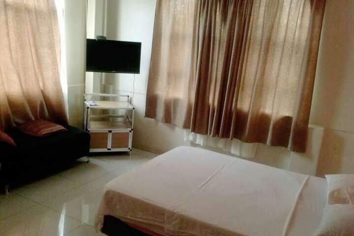Room 12 of 32