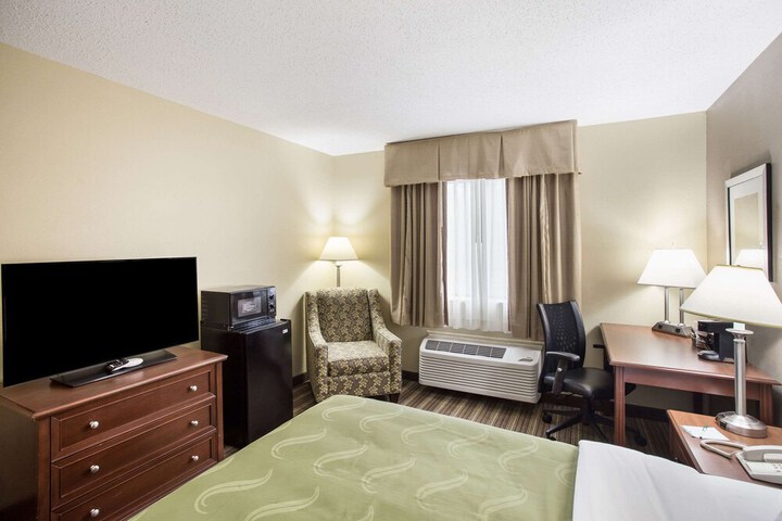 1 Double Bed Accessible (13 of 13)