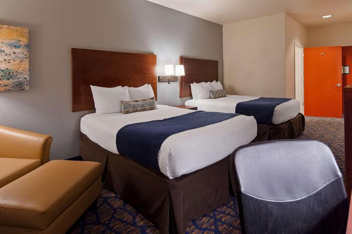 2 Queen Accessible Bathtub Microwave and Refrigerator WiFi Full Breakfast (1 of 6)