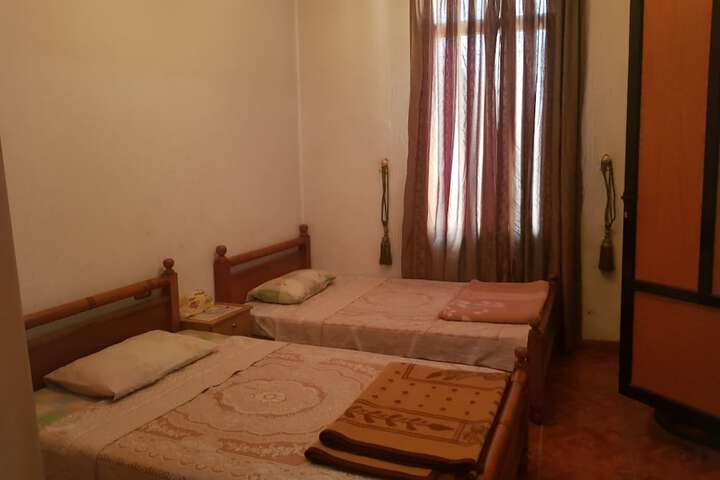 Room 5 of 9