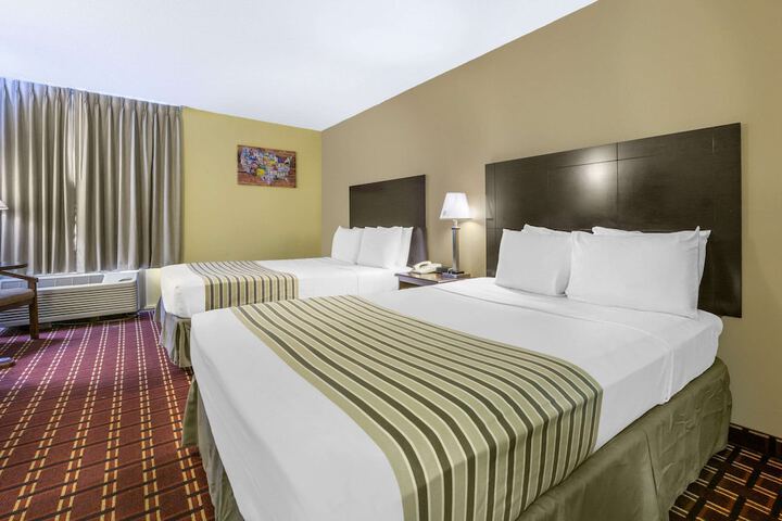 1 Queen Bed Accessible (2 of 15)