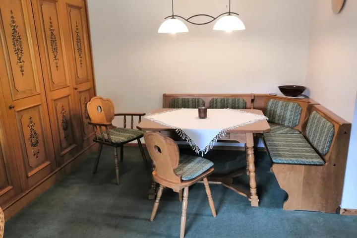 Room 4 of 16