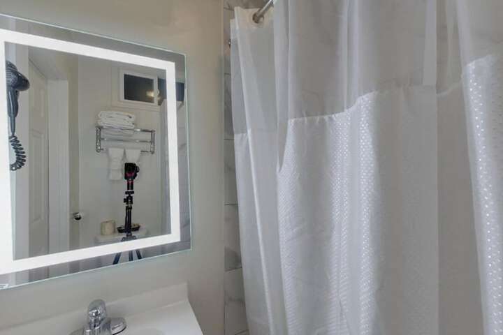 Queen Shared Bathroom (2 of 8)