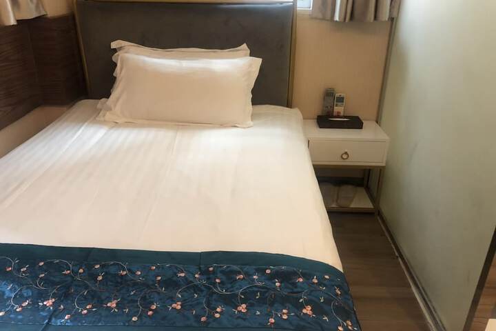 Room 10 of 42