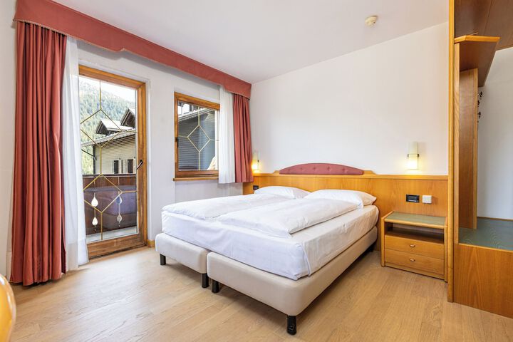 Room 3 of 110