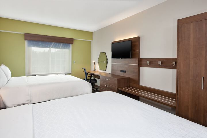 2 Queen Beds (11 of 17)