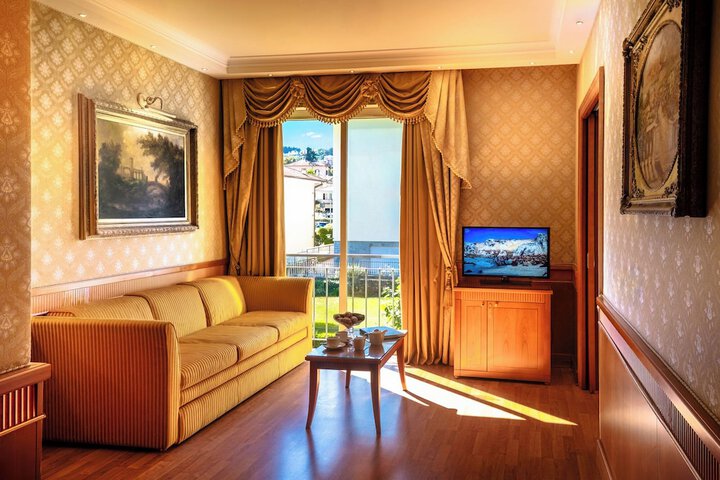 Room 93 of 205
